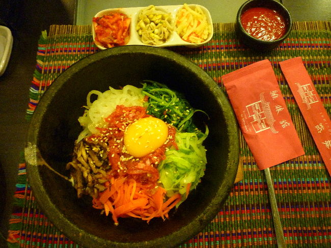 スーパーで色々買いあさっている間に結構いい時間に。 <br />最後の晩御飯はタイっぽいものがいいな〜と思っていたのですが、母が「そろそろタイっぽくないもの食べたい」と言い出し（笑）韓国料理になりましたｗｗｗ <br /><br />ユッケビビンパー！！！！！ｗｗｗｗ 