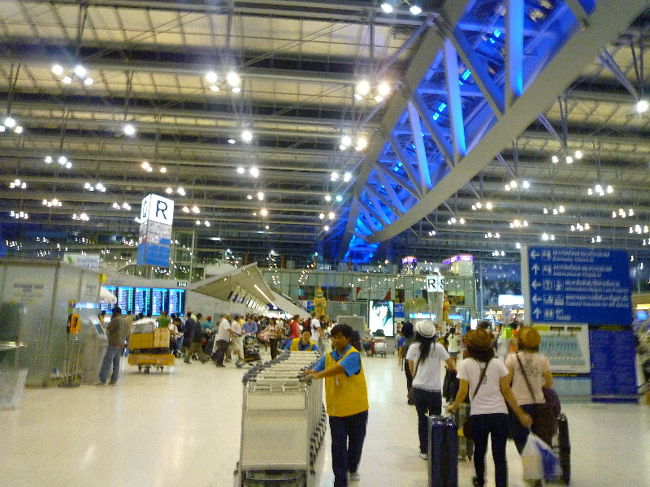 旅行会社のスタッフの人が迎えに来て、数十分車に揺られて空港到着！！深夜だというのにやっぱり人が多い…！！ 