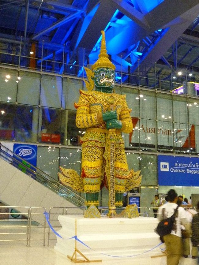 空港にもヤック！！！ <br /><br /><br />カウンターでの手続きはすんなり終わったのですが… <br />ここからが長かった…。 <br /><br />イミグレ待ちでまさかの1時間20分…。 <br />出国審査のカウンター全部で15くらいあったと思うんですが、どのカウンターも長蛇の列…！！ <br />噂には聞いてたけど、予想以上だった…！！ <br />