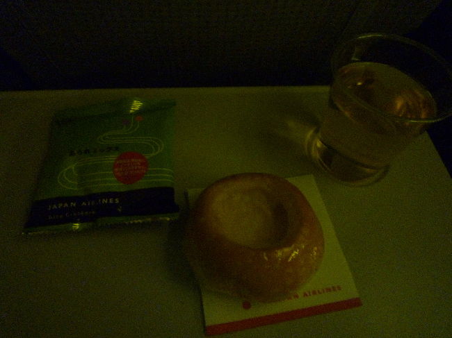 飛び立ってすぐにカスタードクリームのパン？とあられ。 <br />でも時刻は深夜、日本じゃ深夜2時…。 <br />うーーーん…食べなくてもいいけど…　いや、食べよう（← <br />味は…うん、可もなく不可もなく。 