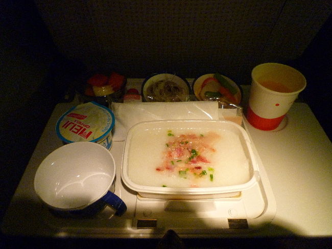 その後は寝ようと思ったのですが、フライト時間も4時間30分ぐらいしかない＆上手く寝れなくほとんど寝ずに朝食。 <br />ヨーグルトはあやしくて食べれませんでした…（失礼 <br />それ以外は…まぁ、可もなく不可もなく…（← 