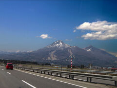 磐越自動車道を走り、
会津磐梯山が見えてきた