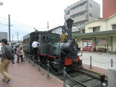 坊っちゃん列車。
やっぱり撮影スポットとして大人気です。

で、このあとしばらくしたら、いきなり動きだしました。
これ、展示用かと思いきや、しっかり市中を走ってた列車だったのでした。
夕方最後（多分）のお仕事に向かわれたのでした。