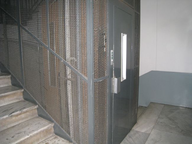 バスで、中央駅に着いたのが夜だった事もあり、結構迷って、やっと見つけたネットで予約済みのホテル　ルナ　ロサ。気が変わって、予約をキャンセルしてしまったホテル　イデアルは広場に面していて分かりやすかったので、少し後悔した。ひと気が少ない一本裏手の路地に入るのは、少し躊躇した。そこのリフト。手動で扉を開けて乗る、ほとんど一人乗り。キューバのヘミングウエイの常宿もこんな感じだった様な。でも、それよりレトロだと思う。