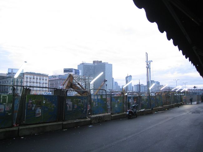 早朝、ナポリ中央駅前。工事中。
