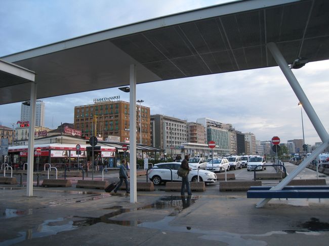 駅側から見ると、こんな感じ。前夜、アリバスから降りたときは、駅がどちら側か分からなくて、反対に歩いてしまった。駅前のタクシー乗り場から、カプリ島行きのフェリー埠頭まで、１５ユーロ。