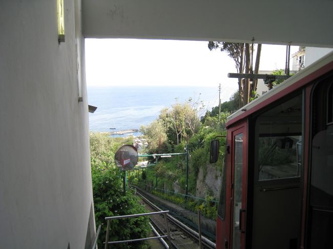 時間があったので、フニクラーレで丘の上に登ってみることにした。切符売り場が分かりづらく、乗りそうな他の観光客について行って、通りを挟んだ海側のフェリーの切符売場の手前に見つけた。