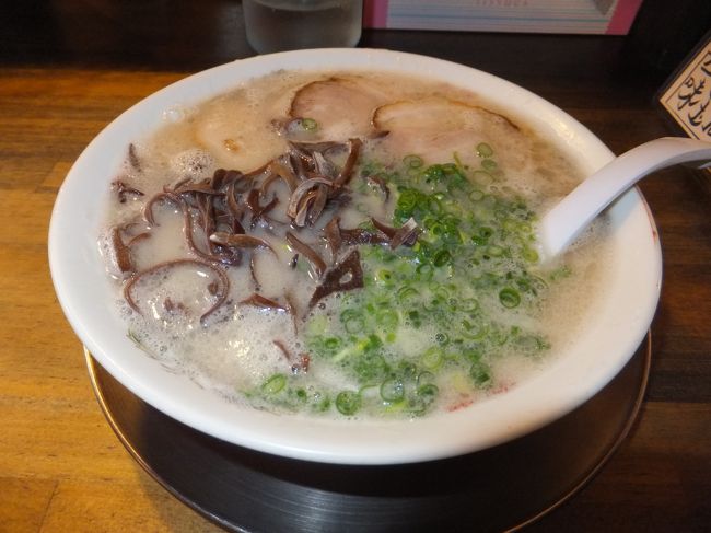 メニュー：博多ラーメン。<br />普通のラーメンでもチャーシューがたくさん入っていたので、チャーシューメンだとどのくらい入ってたんだろう…。