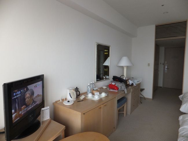 お部屋の中のご案内。<br />テレビのリモコンがなかなかチャンネルが変わらなくてイライラしました。