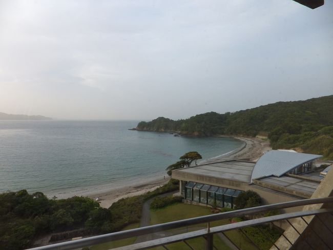 部屋からの眺め。<br />下に見える建物は屋内プールです。<br />ホントはプールにも行きたかったのですが、時間があまりなかったので諦めました。ジャグジーが気持ちよさそうでした。