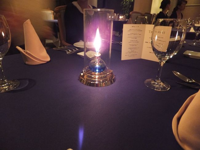 お待ちかねのディナー。<br />窓際の席だとオーシャンビューになっていて雰囲気もあります。<br />私たちは8時予約だったので、食べ終わった頃には10時でした。