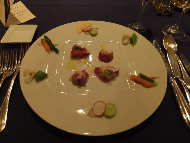 鰹のアンティパスト・ミスト、２色のバーニャ・フレッダと春の野菜<br /><br />鰹のたたきだったり、スモークだったりでちょこちょこ食べをしている感覚でした。