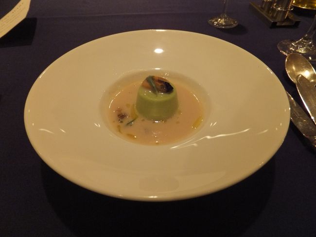 そら豆のブッディーノ、あさりとムール貝のクレーマ添え<br /><br />薄緑色で食べるとそら豆の風味がしておいしかったです。