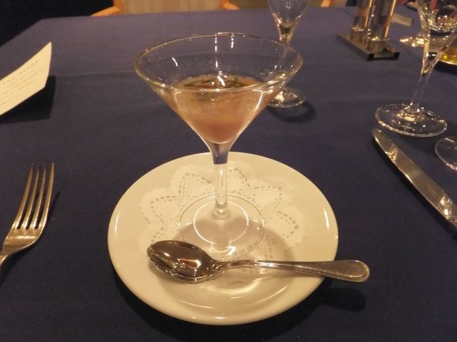 じゅんさいとルバーブ　バラの香りと共に<br /><br />口の中に入れるとバラの風味が広がりました。