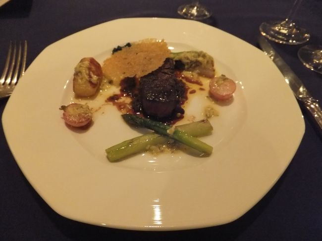 牛フィレ肉のアロースト、マルサーラ酒とケッパーのソース<br /><br />メインディッシュ!お肉がやわらかくておいしかったです。<br /><br />手長エビを注文された人のを見たら『手長』部分がなくて普通の海老になってました。みんなで「あれ〜？(笑)」ってなってました。