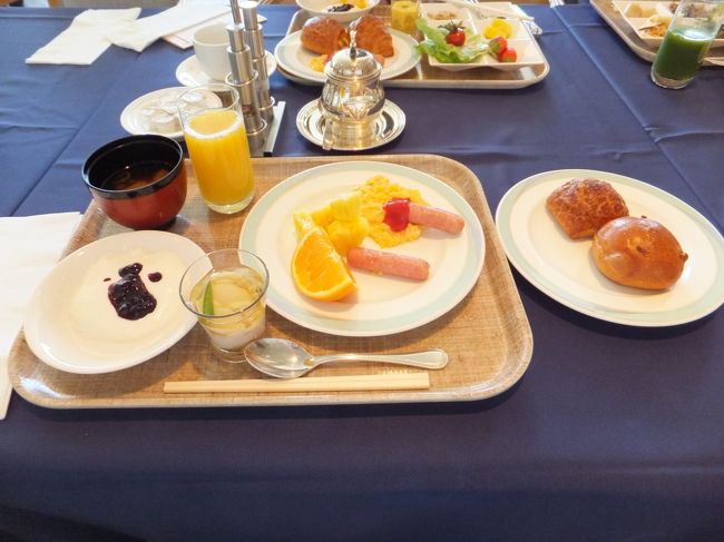 写真をバシバシ撮ってましたが、結局食べられたのはこれだけ。<br />夕食が遅かったので、そんなに朝はお腹が空きませんでした。<br />でもまわりをみるとみんなたくさん食べていました。<br />その量はどこに入るんだろう…。