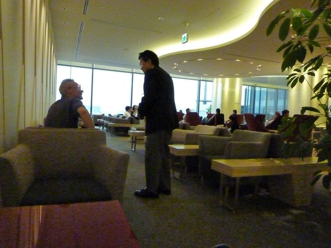出発2時間ちょい前ぐらいになって、旅行会社のカウンターで手続き＆出国審査通って中へ。<br />ちょこちょこ海外行くなら持っても損は無いよな、と思って作った某ゴールドカードに付帯しているプライオリティパスを使ってラウンジへ行ってみました。<br /><br />…こう…何というか…場違いな感じがぷんぷん漂ってた気が…（＾＾；<br />時間帯のせいなのか、はたまたそういうお客さんがたまたま集合しちゃってたのか、いかにも仕事できる日本＆海外のビジネスマン8割、品のよさそうな老夫婦、そして超カジュアルな格好した20代の女（＝私）…あれれれれ？（笑<br />ま、そんな中朝食はちゃっかり頂いてくつろぎましたけどね。