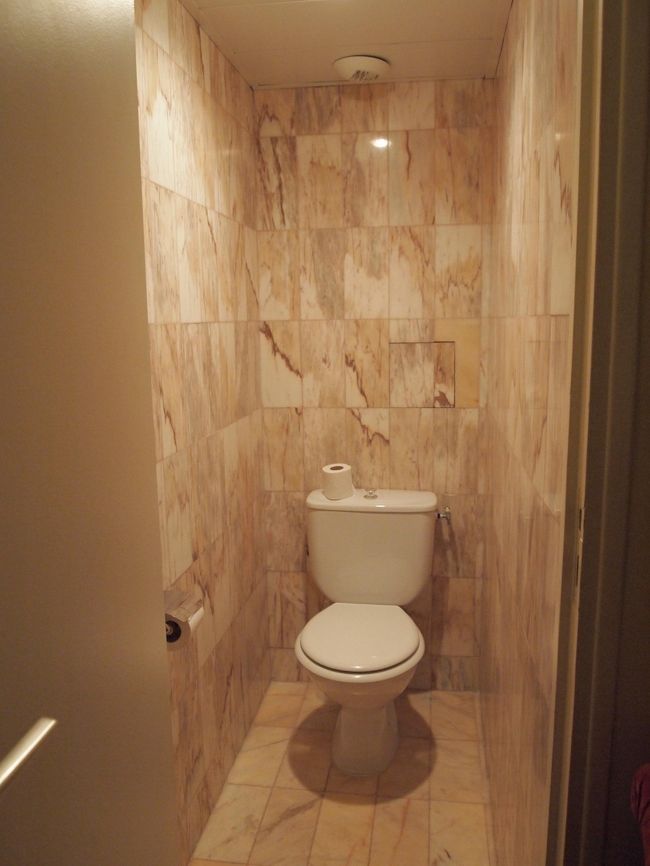 トイレ〜<br />日本のトイレみたいに便座が温かいはずなどなく、毎回ひやっ！としました…。<br />本当、日本のトイレにかける技術と情熱（？）はすごいな、と海外来るたびに思う…。