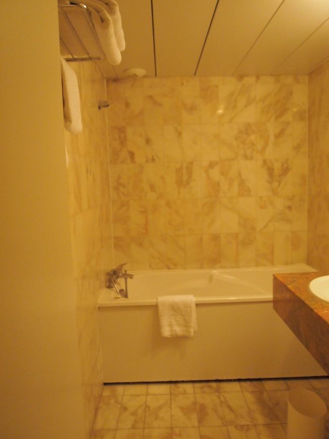 お風呂〜<br />シャワーカーテンは無し！！<br />扉で隠れてみえませんが、暖房器具がついてます。<br />ドライヤーもあったけど、風力がめっちゃ弱かったです…（笑