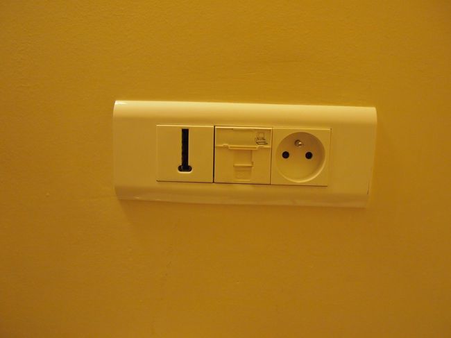 コンセント〜<br />一つしか無くて使い勝手はあまりよくなかったです…。ま、一人旅なので許容範囲っちゃ、許容範囲ですけど…。<br /><br />２個のパーツを組み合わせて、色んな国のコンセントに対応できるという変換器を持っていき、それをかまして携帯充電してたんですが、うっかりその変換器のパーツとパーツを接続している金具部分（※電流通ってる）を思いっきり触って感電しかけたパリ初日…（笑<br />一生忘れないよ…<br /><br />明日の街歩きへ向けて寝ます！！