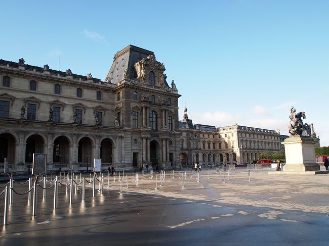 【2日目】街を歩けばパリジェンヌ気分？？<br /><br />7時起床。<br />外はまだ真っ暗…。10月のパリって。8時ぐらいにならないと外が明るくならないんですね…。びっくり。<br /><br />パリ一日目は美術館を巡ろうと思っていたので、朝イチでミュージアムパスを買いに行こうと準備をしていると携帯に電話が。<br />旅行会社から、モンサミシェルの交通手段変更の連絡でした。TGVのストが落ち着くかもしれないから〜ということで、予定変更して一日遅らせたのですがまだストが続きそうだということでドライバーを手配したということでした。乗り物好きの私としては楽しみにしてたTGVに乗れないのは残念でしたが、今思うと車で行った方がよかったと思ってます。荷物警戒して寝れないなんてこともないし（笑<br /><br />朝食を済ませ、外を歩く。そして、観光案内所へ。<br />私「ミュージアムパスが欲しいんですが…」<br />女性「居間、ミュージアムパスは販売してません」<br /><br />え？ﾅﾝﾀﾞｯﾃｰ！！！！！<br />英語が堪能では無いので詳しく理由聞けなかったんですが、どうもストで美術館閉館しているところが多い→ミュージアムパス買っても入場できない→だから売ってない…みたいなこと言われました。<br />初日から出鼻くじかれたーーー！！<br /><br />ちょっと考えて、天気もいいし、街歩き＆撮影して歩き回ろうと予定変更。<br /><br />入れなかったルーブル美術館。<br />絶対パリ滞在中に行ってやるからな！！！！