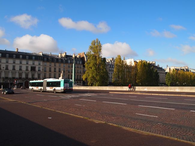 ずっと行きたい！行きたい！！と思っていた憧れのパリ〜♪<br />歩いているだけで、テレビや写真でしか見たことのなかった景色が見れて、顔がにやけてしまって仕方なかった…！