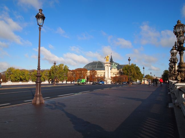 ここでちょっとした事件発生。<br /><br />ぼけーっと「きれいだな〜」と思って眺めていると、近くを歩いていたおばさんに話しかけられました。<br /><br />声をかけられて、指を差された方を見ると私の近くに指輪が落ちてました。<br />おばさんはずーっとフランス語をしゃべっていて、身振り手振りの感じから「この指輪、あなたのじゃないの？？」みたいなことを聞いてきたので、「私のじゃないです」って英語と身振り手振りで返事。<br />このやりとり×３回（笑<br /><br />そうしたらおばさん、何を思ったか「じゃ、あなたもらっちゃいなさい」（これもフランス語だったから正しくはわかってないけど、多分合ってる・笑）と言いつつ私に指輪渡そうとしてくる！！<br />テンパって思いっきり日本語で「いいです…！いいです！！私いりません！！」と両手をぶんぶん振りつつ断りました（笑<br />最後は「もらっておけばいいのに…」みたいな感じで、その指輪を持って去っていきましたけど…。何だったんだろう、アレ。<br /><br />…そんな思い出の橋です（笑