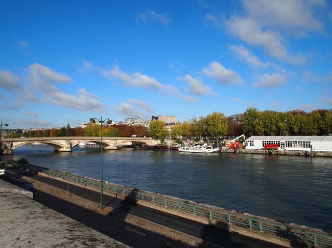セーヌ河沿いを歩いて向かうは…