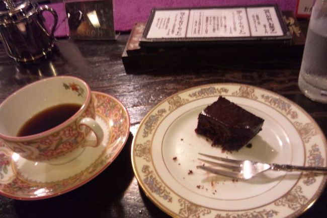 ブレンド700円にチョコレートケーキ700円って激高ですが、コーヒーは今まで飲んだ中で５本の指に入るうまさでしたよ〜！<br />なかなかこんなに美味しいって思う珈琲には出会えない。<br />チョコレートケーキは正直、値段に見合ってるか疑問ですが、コーヒーはホテルで飲む1000円のコーヒーより遥かにおいしいので高くても納得。<br />珈琲おかわりは500円なので、チョコレートケーキはやめて2杯いただけばよかったわ。<br /><br />駅近だし、また立ち寄ろう。<br /><br />ちなみに今回もう一軒、「御影ダンケ元町店」っていう珈琲屋さんにも行きましたが、あまりにも茜屋がおいしすぎて、むしろ行かなきゃよかったって感じ。