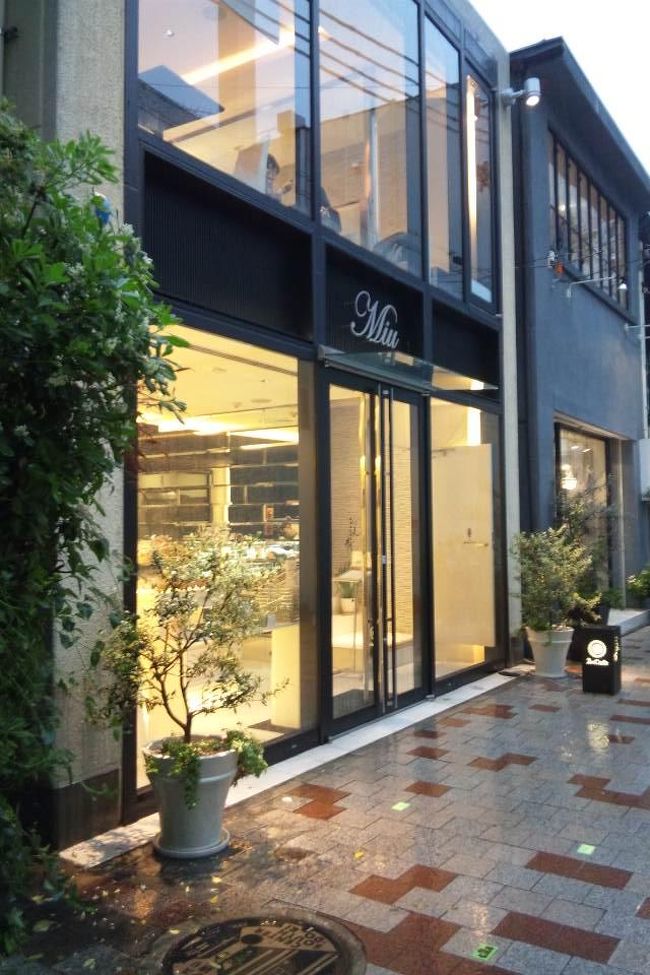 三宮から元町方向にぶらぶら散歩しつつ、次に入ったのが「美侑（ｍｉｕ）」<br />１Ｆはケーキやお菓子が売っていて、２Ｆがカフェになってます。<br /><br />この近辺はやたらと気になる魅惑のスイーツ店が乱立してます。<br />一応店をのぞいてはディスプレイをチェックし、目で見て食べ歩きのつもり。<br />あー、もう全部食べたいのにー、私を困らせないで〜<br /><br />ギャル曽根ちゃんの胃袋と消化器官、一日レンタルとかあるといいのに（笑）<br />