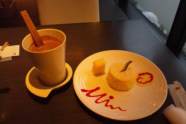 美侑ではここの一押し、「Ｗ（ダブル）」をいただきました。<br />「濃厚＆爽やかの２層がたまらない、極旨チーズケーキ」って雑誌に紹介されてたので、これをオーダー。<br /><br />るるぶを熟読して、たくさんスイーツ店がある中から厳選して食べたので、審査が辛口ですが、んーまぁ美味しい。<br />でもこの界隈には絶対もっと美味しいスイーツがあるはず。<br /><br />探しに行かないと！