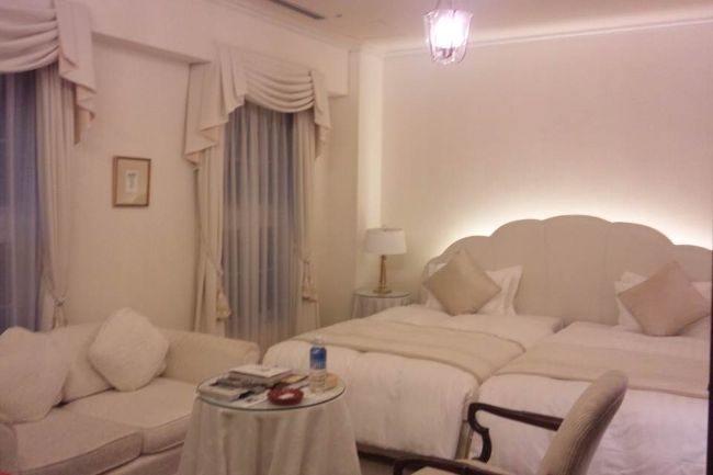 チェックインの時に、白を基調とした部屋と緑を基調とした部屋とどちらがいいですか？って聞かれて、白のお部屋を選びました。<br />あと他に、赤のお部屋もあるようです。<br /><br />そんなに広いお部屋じゃないけど、清潔感があってかわいくてとっても居心地がいい〜<br /><br />お風呂はジェットバスがついてて、1時間近くブクブクしながら入ってました。<br />ジェットバスのお供に、コンビニでハーゲンダッツのアイスとワインを買ってきて、気分はプリティウーマン♪<br /><br /><br />