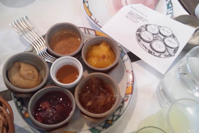 そして、これがいけない。<br />ハチミツと５種類のジャム。<br />どれもこれも美味しいし、色々楽しめるのでついついパンを食べる量が増えちゃって。<br /><br />５種類は、<br />ミルクティのクリーム<br />イチゴとバナナのジャム<br />リンゴとレーズンのジャム<br />オレンジとマンゴーと胡椒のジャム<br />アーモンドペースト<br /><br />ジャムに胡椒入れちゃったり、えっ？？て感じだけど、この妙ちくりんな組み合わせが意外にハマってるんですよねー。<br />