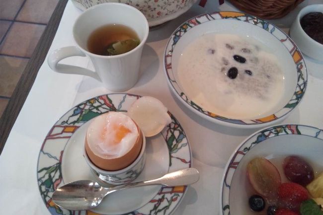 貴族の朝ごはんじゃないとありえない、エッグカップにエッグソーサー。<br />（って呼ぶかどうかは知らないけど）<br /><br />モノはただの半熟卵だけど、なんでこんなに美味しいかなぁ。<br />完全、雰囲気にのまれてます。