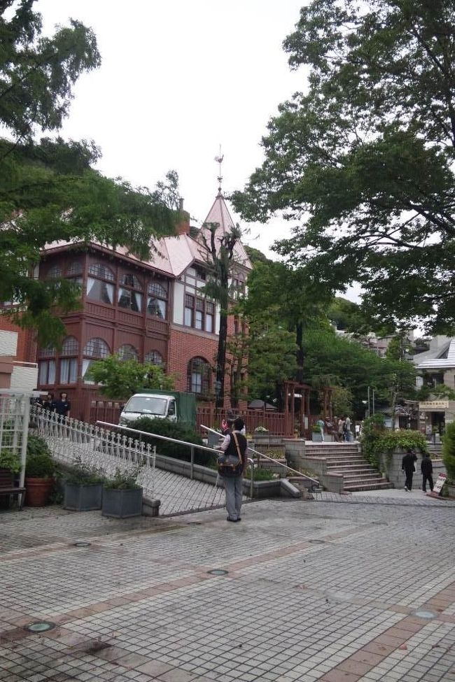 満腹なので、北野異人館エリアをお散歩。<br />ゆっくり朝食いただいてる間に、ジャジャブリの雨も上がりました。ラッキー<br /><br />修学旅行生がいたり、お土産屋さんなんかがあったり、いわゆる観光地っぽい感じ。<br /><br />こちらは風見鳥の館。