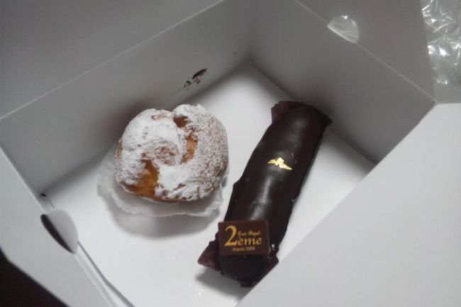 ということでしょうがないので買って帰りました。<br /><br />これは芦屋在住の友達のオススメ。<br />「エストローヤル」のシュークリームとエクレールオゥショコラ。<br />絶品でした！！生地がサクサクッ、クリームもほどよい甘さの上品な味。<br />友達はエクレア食べたことなかったみたいだけど、こちらも贅沢な濃厚さで私好み。逆に友達にオススメしちゃいました。<br /><br />両方ともリピート確実！シュークリームは157円だし、エクレアは315円とお手頃価格、かなりコストパフォーマンスは高いです♪<br />でもカフェもあるので今度はイートインで友達イチオシいちごのシュークリームを試してみたいぞ。