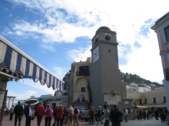 広場は意外にこじんまり。