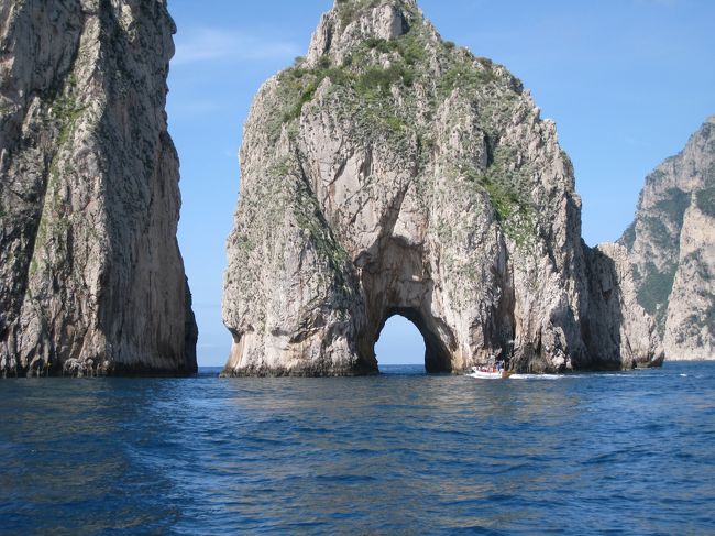 結局、ツアーは１１時に出港。このときは、まだ青の洞窟に入れるものだと思っていた。というか、洞窟にだけ行くものだと思ってて、島を一周する事も知らなかった。島の周りは、奇岩だらけで、岩に開いた穴を通り抜けたりする。