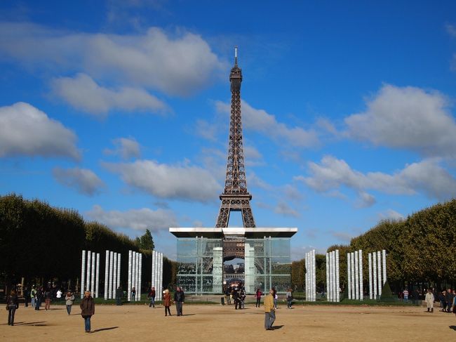 ここからひたすらエッフェル塔撮影（笑<br /><br />遠くから〜1枚。