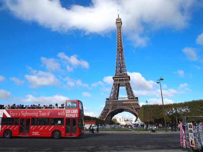青い空！赤いバス！！そこに見えるはエッフェル塔！！！（何