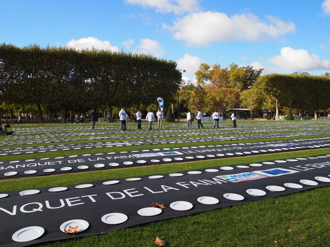 公園では何かのイベントをしてました。<br />白い皿がずらーっと並べてあったけど…何のイベントかは分からず。<br />チャリティーイベントっぽかったけど…