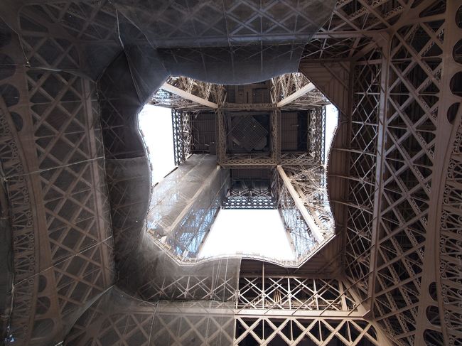 下からも覗き込んでみました。<br />こんな感じ〜<br /><br />ここからまだ移動して観光しました。<br />長くなるので、2日目後半はまた別に旅行記作ります。<br /><br />ここまで読んでくださって、ありがとうございました（＾＾