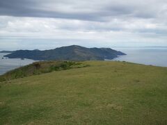 そして鬼舞展望所。向こうの島は知夫里島。さらに右あたりの遠くに見えるのはたぶん本土。
