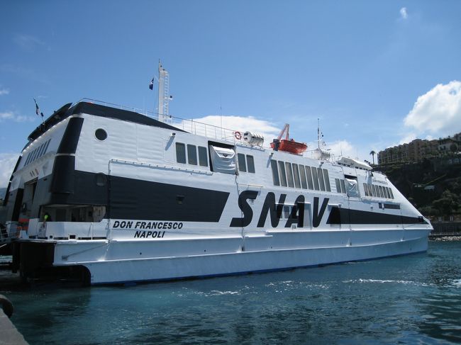 このフェリー（１７ユーロ）でソレントへ移動。季節が早いためか、船内はガラガラ。売店で、ビールとパニーニを朝食に。売店のお姉さんが、小銭でパンパンになった私の財布を見て、紙幣と両替してくれた。が、イタリア語だったので、その意図を理解するのに、えんえんと押し問答。荷物預け場所の件で知り合った方と、ソレントの駅まで一緒に移動した。ソレントの埠頭から駅までの移動は、あまり調べていなかったので、半ば道案内して頂いて助かりました。<br />旅は道連れ。