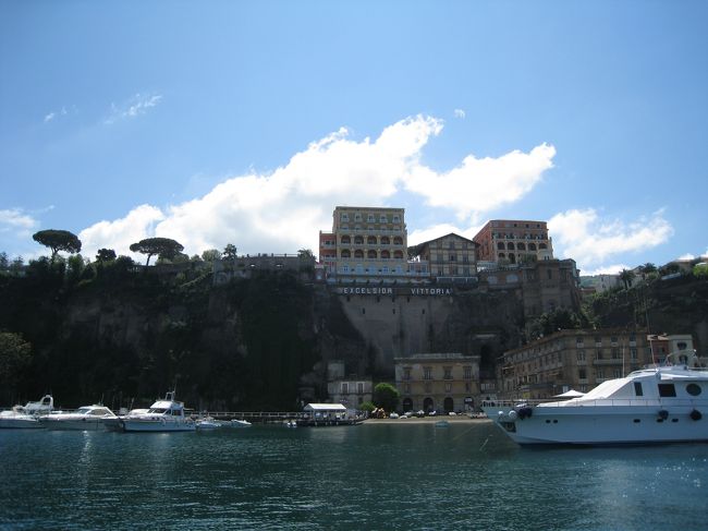 フェリーから降りて、埠頭からソレントの街を見上げる。この高低差を、トランクを転がして登って、汗だく。バスもあるようだ。