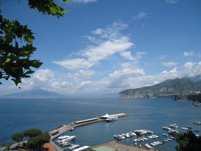 ソレントの街への上り坂中腹からの風景。ヴェスヴィオ火山？
