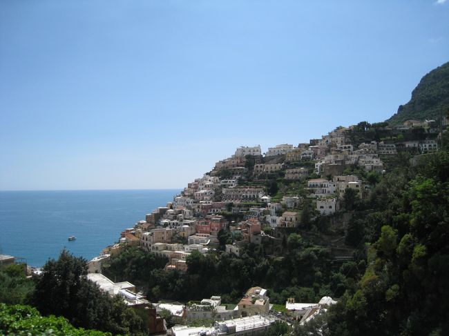 ソレント駅前からバスに乗り、途中ところどころこんな街が。バスの窓から撮影。