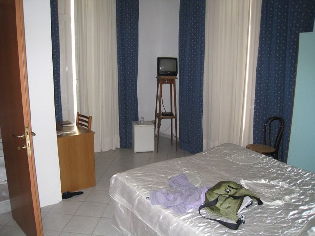 ホテルの部屋。今回の旅行では、一番良かったかも。夜のホテル裏手広場の選挙演説（多分）での騒ぎを除けば。でも、それもあまり気にならなかった。ただ、外が暗くなって、カーテンを開けたまま明かりをつけると、中が丸見えかも。夜、タバコを吸いに狭いベランダに出たら、隣の部屋のカップルと鉢合わせた。泥酔状態の二人は、タバコを吸いながらF**k You!と連発していた。無視。