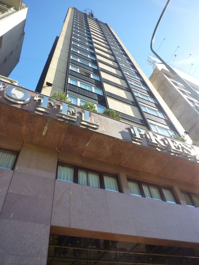 とりあえず空港からミレースでホテルへ直行<br /><br />空港を出てすぐにタクシーやミレースを予約するところがあるので<br />行き先を告げて料金を払います。<br /><br />車まで案内してくれますが、ほんの数分なのにチップを要求されました。要求されるとちょっとね？！<br /><br />