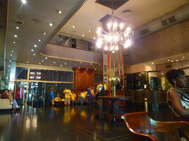 ホテルのロビー<br />ホテルは両替のレートが悪く100ドルチェンジで7000円くらいにしかなりません。空港でしたほうが良いくらいでした。